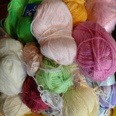 Kilós vegyes baby fonalak 5000.-Ft./kg.